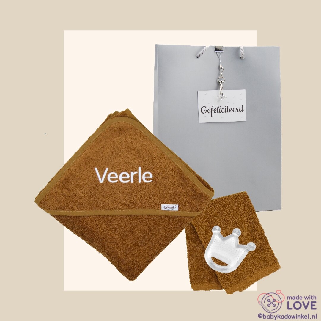 Badcape brown clay Kraamcadeau met naam en bijtring