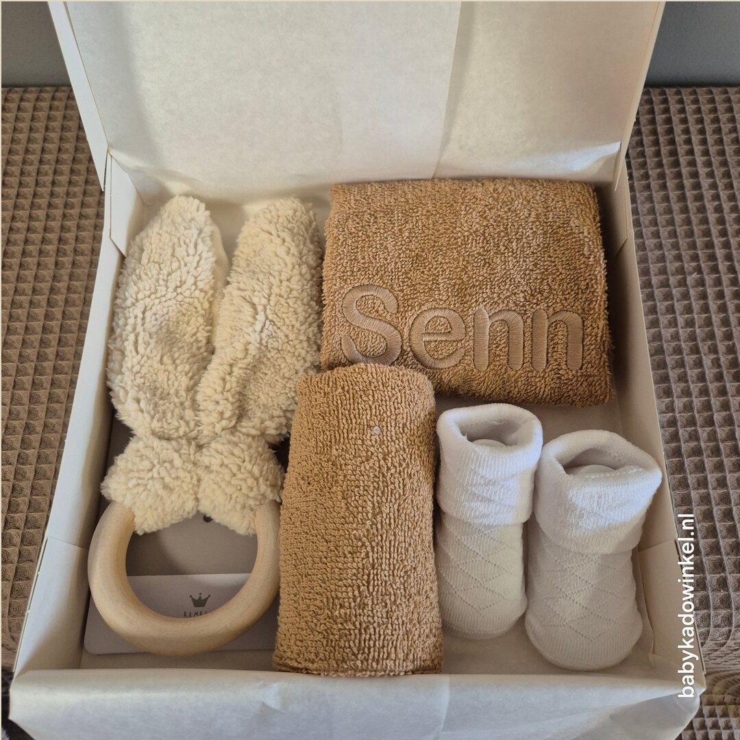 Babycadeaudoosje met slab en houten bijtring