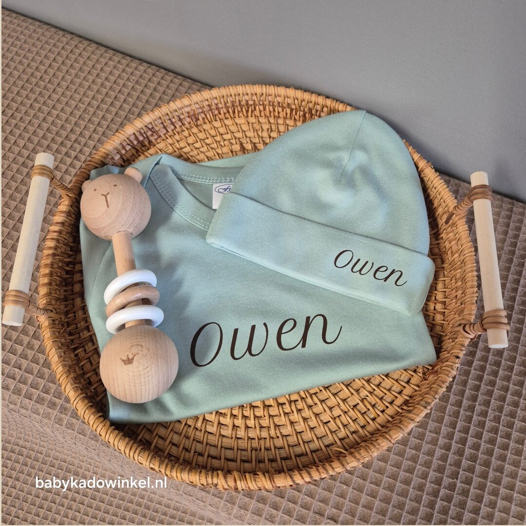Rompertje en Babymutsje met rammelaar