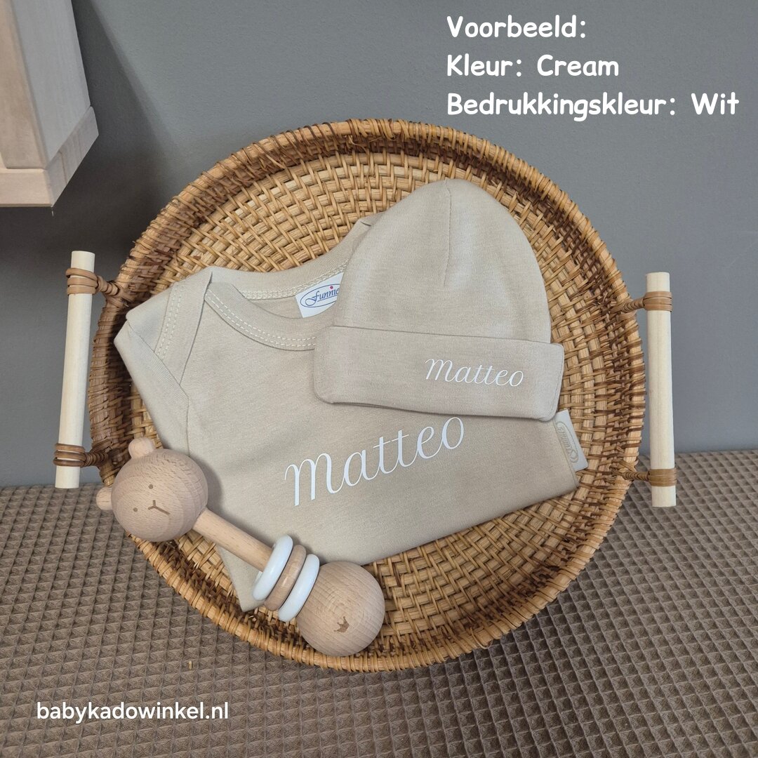 Rompertje en Babymutsje met rammelaar