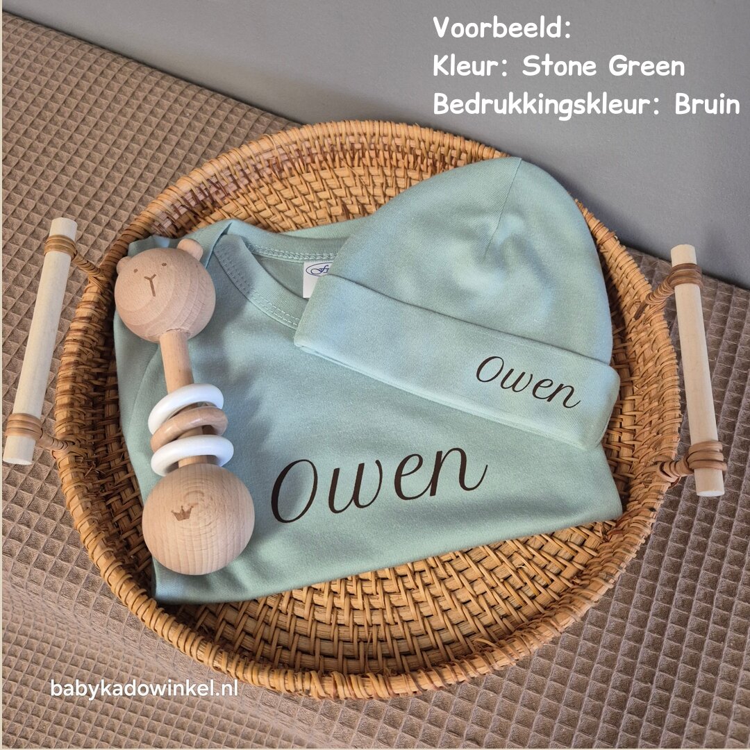Rompertje en Babymutsje met rammelaar