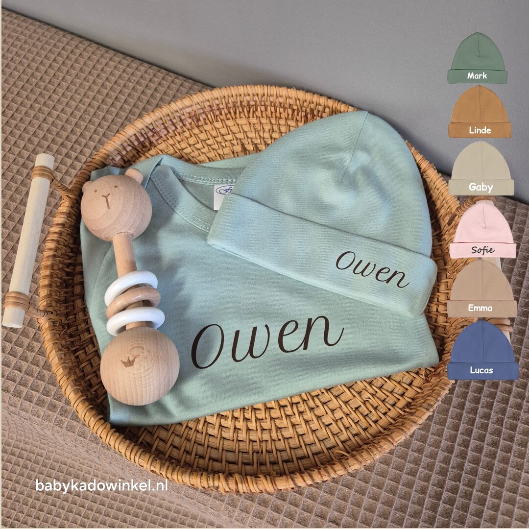 Rompertje en Babymutsje met rammelaar