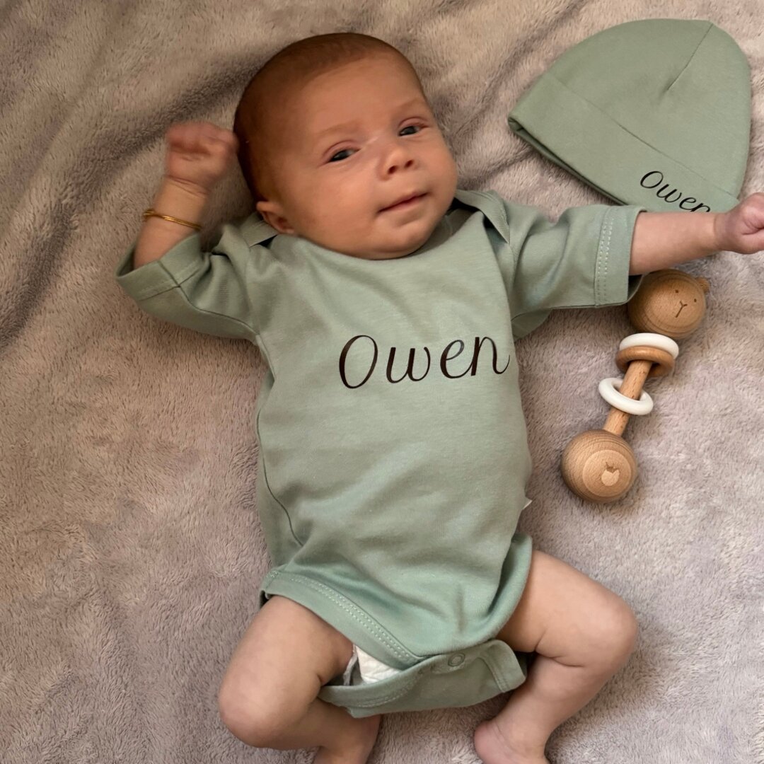 Rompertje en Babymutsje met rammelaar