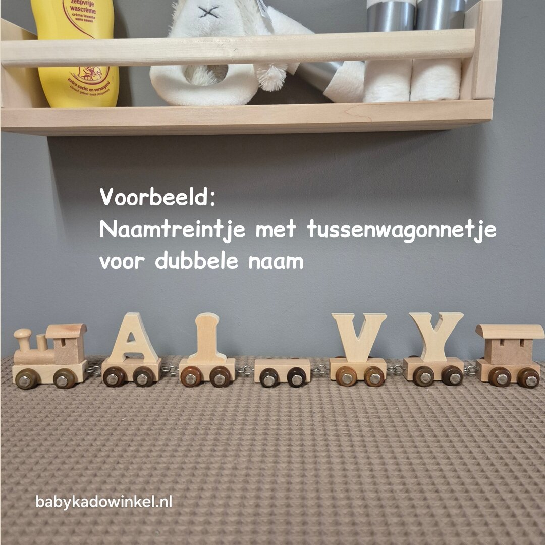 Houten naamtreintje dubbele naam met tussenwagonnetje