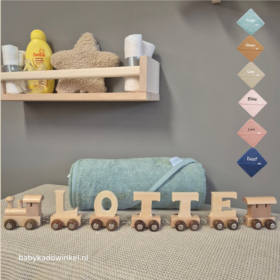 Houten naamtreintje met badcape of badjas