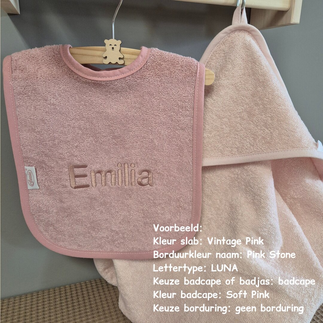 Voorbeeld Slab met naam en badcape of badjas Emilia