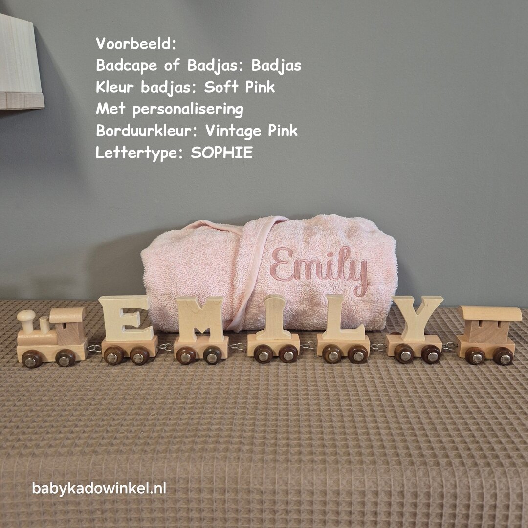 Houten naamtreintje met badcape of badjas Emily