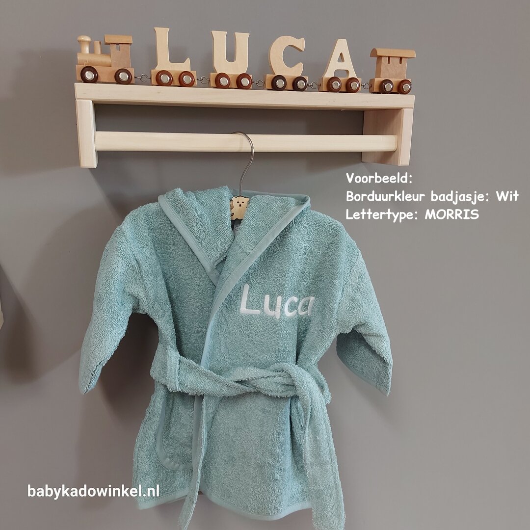 Houten naamtreintje met badcape of badjas Luca