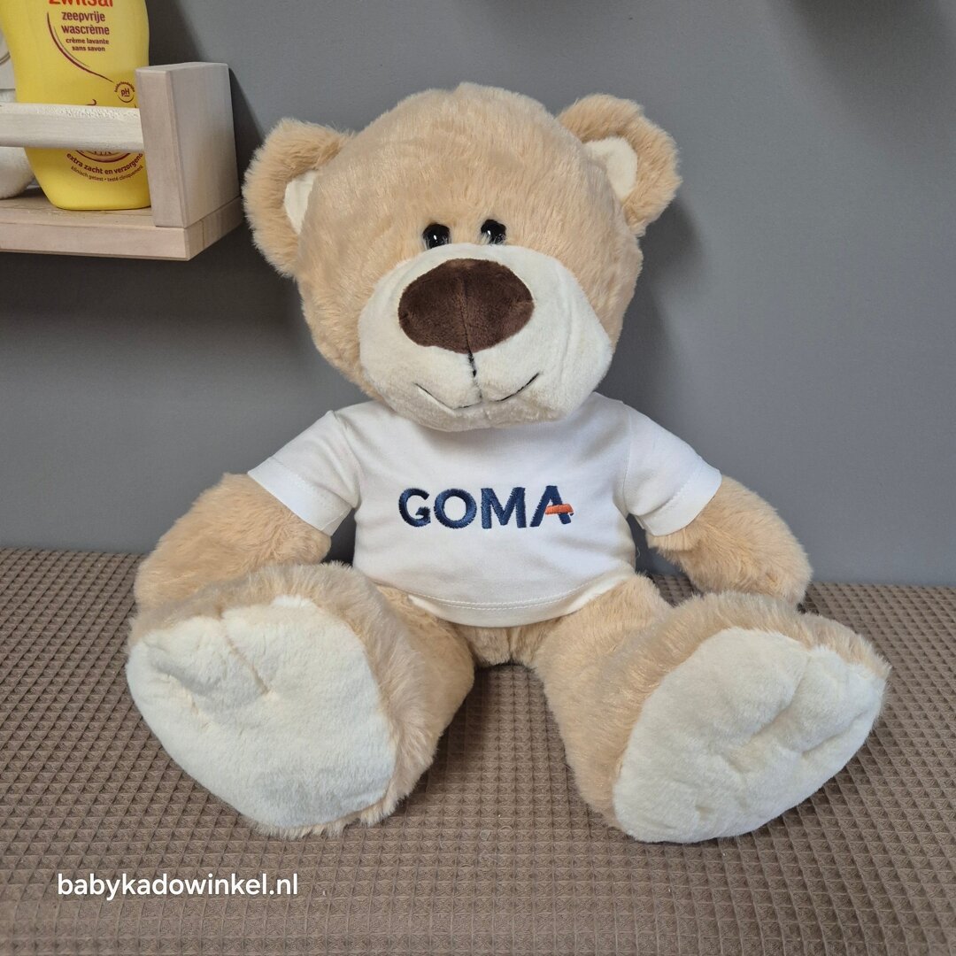 Geboortebeer Boris met borduring logo op shirtje  GOMA