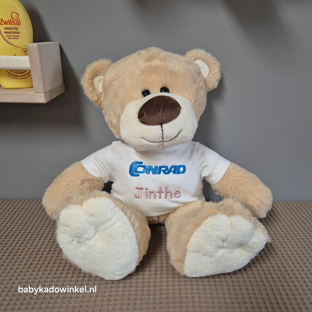 Geboortebeer Boris met borduring logo op shirtje Conrad