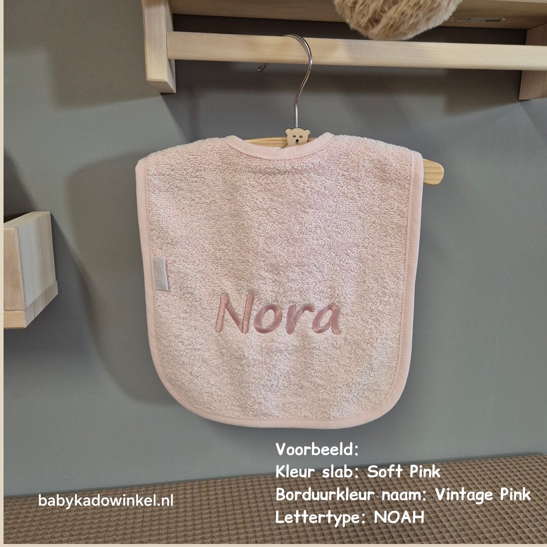 Slabbetje Soft Pink met naam Nora