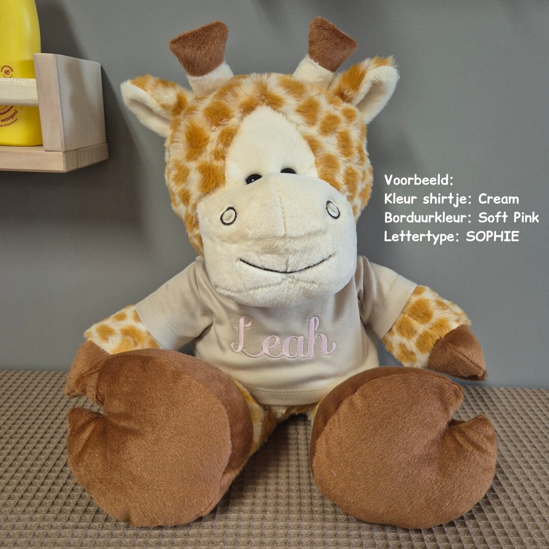 Knuffel Giraf met naam op shirtje Leah