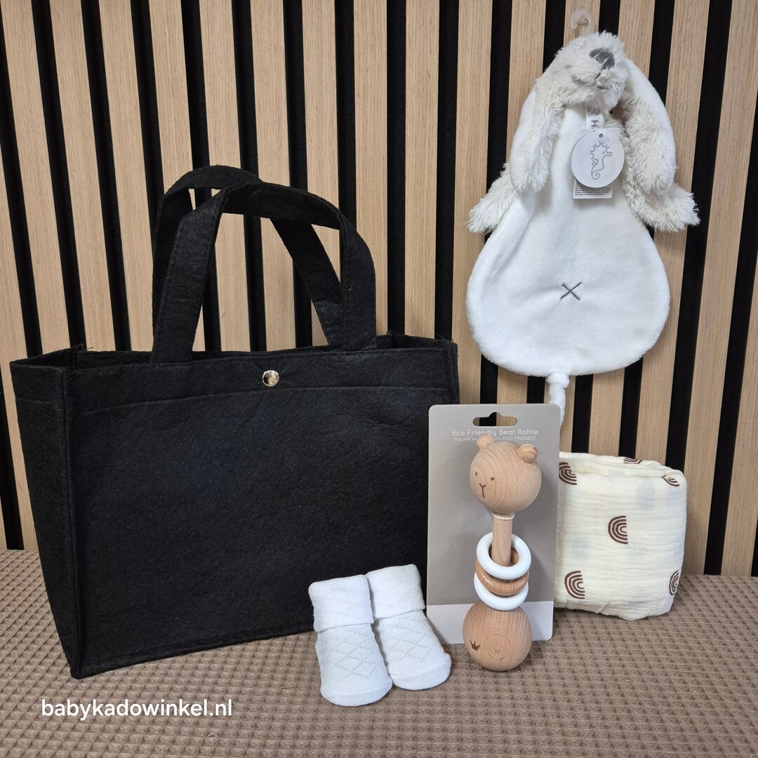 Babycadeautasje met knuffeldoekje en rammelaar