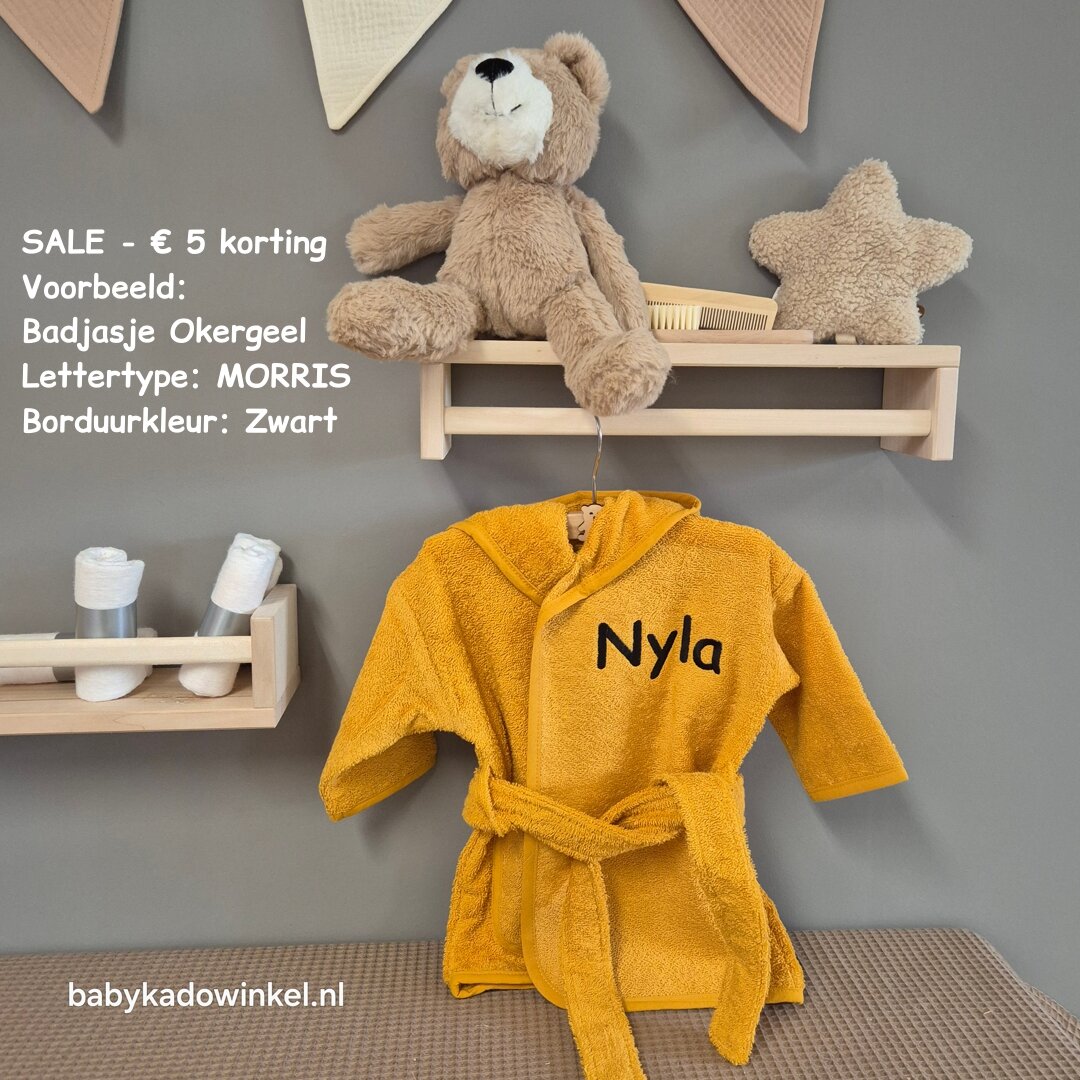 Badjasje okergeel met naam Nyla