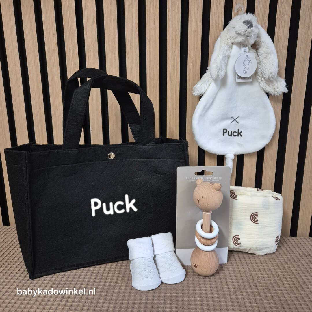 Babycadeautasje met knuffeldoekje en rammelaar