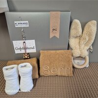 Babycadeaudoosje met slab en houten bijtring