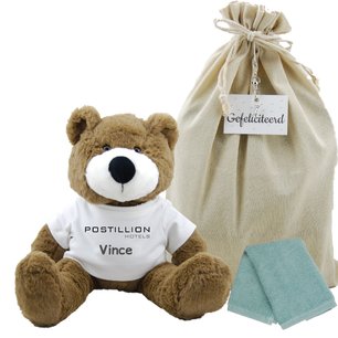 Knuffel Beer Vic Brown 45 cm met logoborduring en naam Knuffel Beer Vic Brown 45 cm met logoborduring en naam
