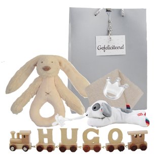 Houten naamtreintje met rammelaar cream Houten naamtreintje met rammelaar cream