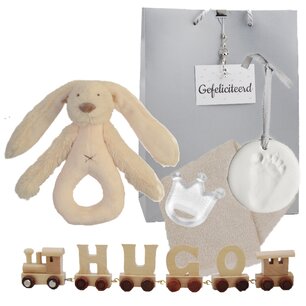 Houten naamtreintje met rammelaar cream Houten naamtreintje met rammelaar cream