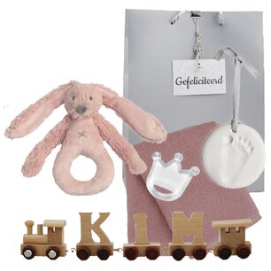 Houten naamtreintje met rammelaar old pink Houten naamtreintje met rammelaar old pink