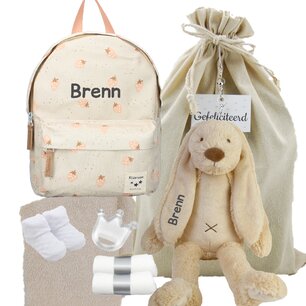 Rugtas Kidzroom sand met Rabbit Richie cream met naam Rugtas Kidzroom sand met Rabbit Richie cream met naam