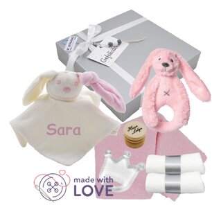 Babycadeaudoosje met rammelaar en knuffeldoekje babyroze met naam Babycadeaudoosje met rammelaar en knuffeldoekje babyroze met naam