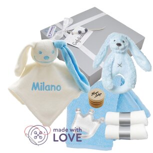 Babycadeaudoosje met rammelaar en knuffeldoekje babyblauw met naam Babycadeaudoosje met rammelaar en knuffeldoekje babyblauw met naam