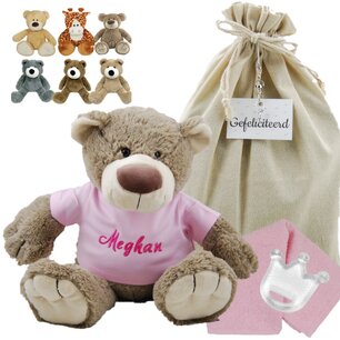Knuffel Beer met naam op babyroze shirtje Knuffel Beer met naam op babyroze shirtje