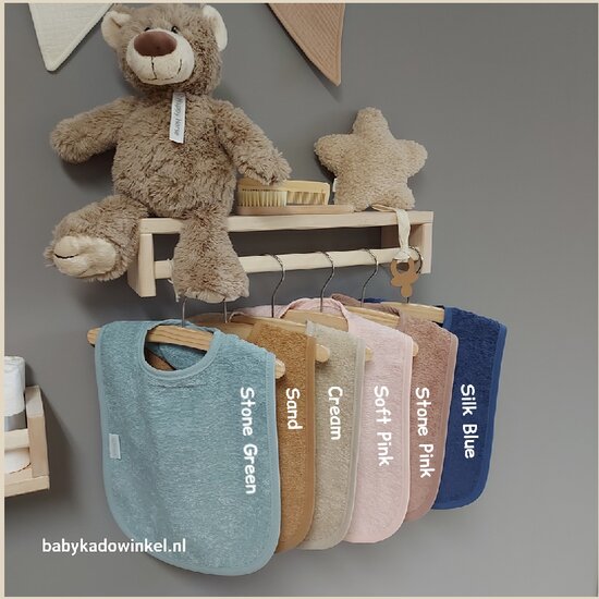 Babycadeaudoosje met slab en houten rammelaar bear