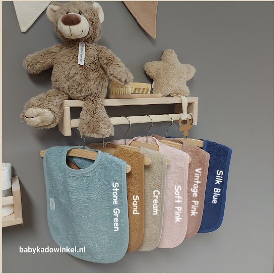Babycadeaudoosje met slab en houten bijtring