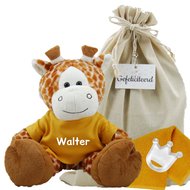 Knuffel Giraf met naam op okergeel shirtje Knuffel Giraf met naam op okergeel shirtje