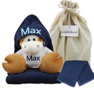 Knuffel Giraf met badcape navy blue en naam Knuffel Giraf met badcape navy blue en naam