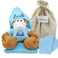 Knuffel Giraf met badcape babyblauw en naam Knuffel Giraf met badcape babyblauw en naam