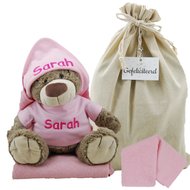 Knuffel Beer Bella met badcape en shirtje babyroze met naam Knuffel Beer Bella met badcape en shirtje babyroze met naam
