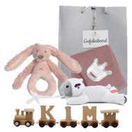 Houten naamtreintje met rammelaar old pink