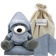 Knuffel Beer Vic Grey 45 cm met badcape grijs en naam Knuffel Beer Vic Grey 45 cm met badcape grijs en naam