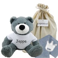 Knuffel Beer Vic Grey 45 cm met naam op wit shirtje Knuffel Beer Vic Grey 45 cm met naam op wit shirtje