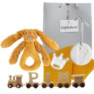 Houten naamtreintje met rammelaar ochre Houten naamtreintje met rammelaar ochre