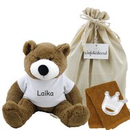 Knuffel Beer Vic Brown met naam op wit shirtje Knuffel Beer Vic Brown met naam op wit shirtje