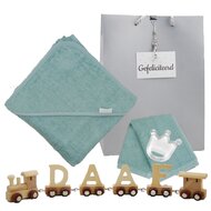 Houten naamtreintje met badcape Houten naamtreintje met badcape