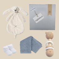 Babycadeaudoosje met knuffeldoekje en houten rammelaar bear