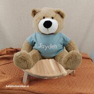 Knuffel Beer Vic Cream met naam op shirtje
