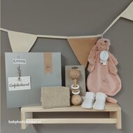 Babycadeaudoosje met knuffeldoekje en houten rammelaar bear